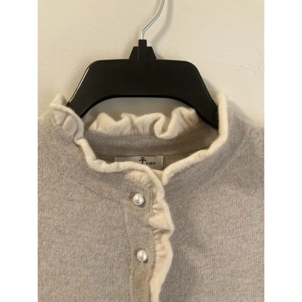 Cortland Park Cashmere Sweater‎ Beige Ruffle Neck Pearl Buttons Sz M Coquette - Picture 3 of 9